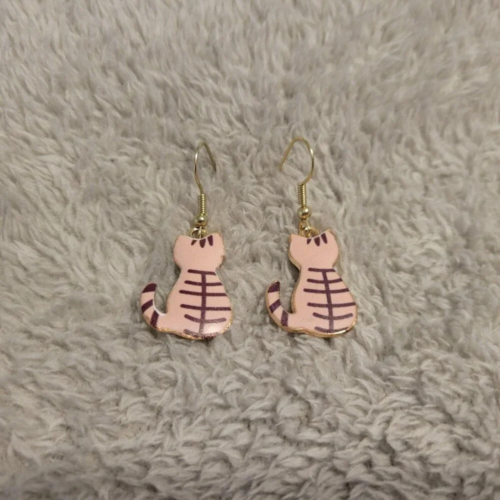 Cats Kittens Tabby Earrings Beige One Pair Gold Tone Fish Hook Dangle E17E - Picture 1 of 3
